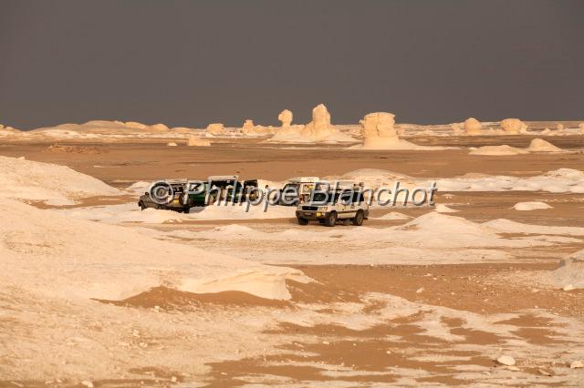 egypte desert libyque 33.JPG - 4x4 dans le désert blancEgypte